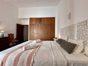 1 slaapkamer, een strijkplank/strijkijzer, gratis wifi, beddengoed
