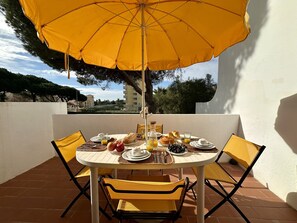 Outdoor dining - VILAMOURA TYPICAL 4 WITH POOL by HOMING (Vilamoura)