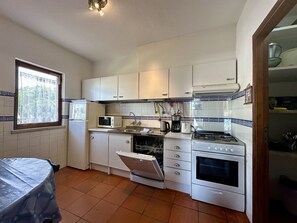 Kühlschrank, Mikrowelle, Ofen, Geschirrspüler