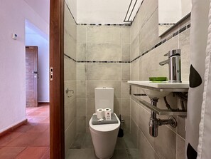 Een douche, een haardroger, handdoeken