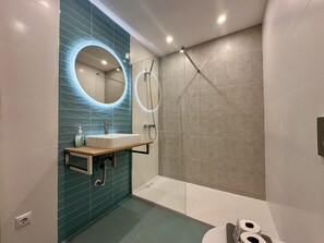 Dusche, Haartrockner, Handtücher