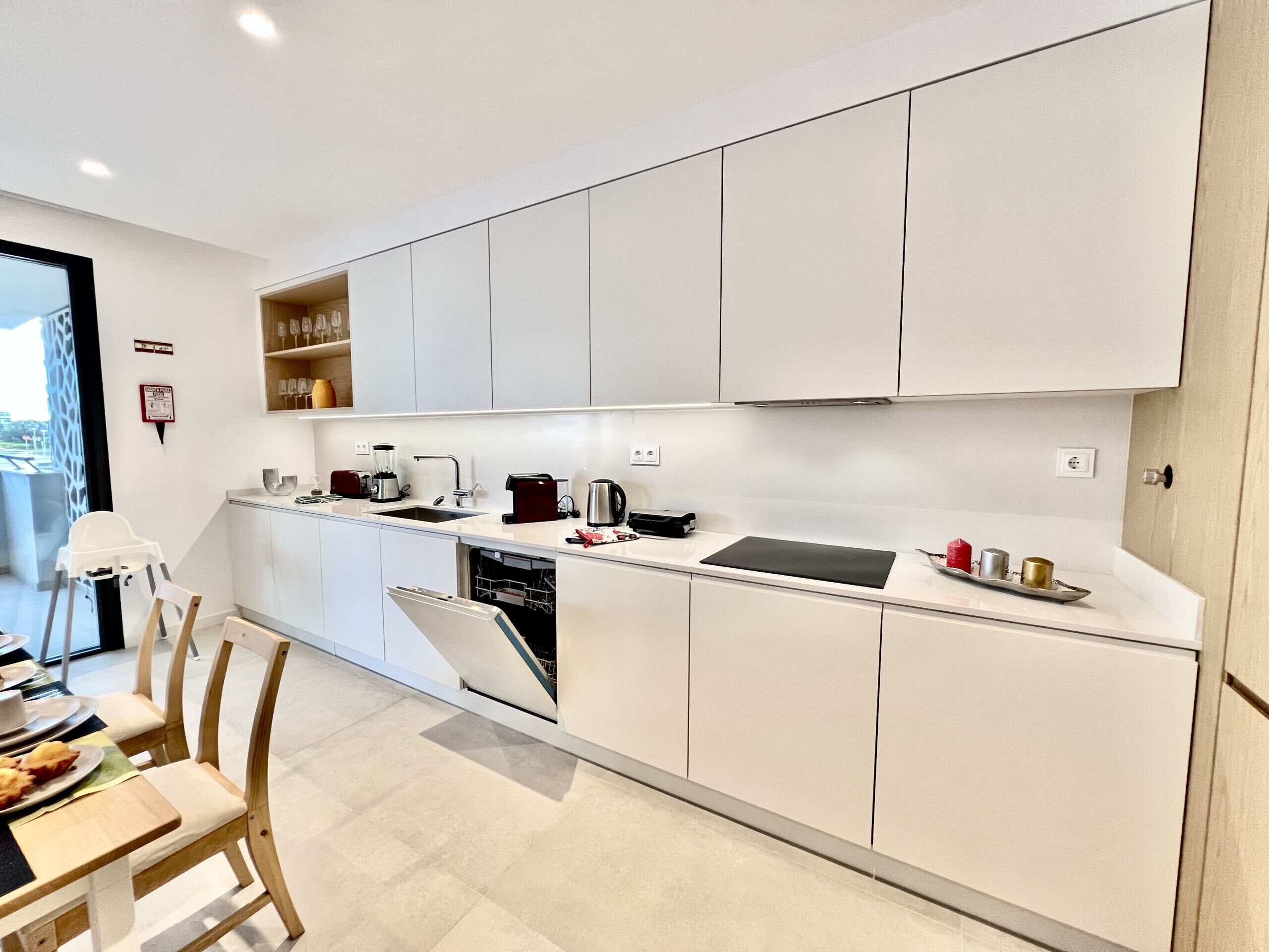 Réfrigérateur, micro-ondes, four, lave-vaisselle