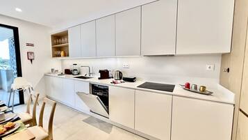 Réfrigérateur, micro-ondes, four, lave-vaisselle