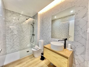 Dusche, Haartrockner, Handtücher