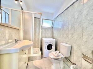 Dusche, Haartrockner, Handtücher