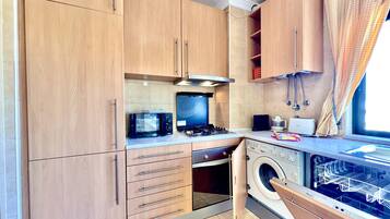 Fridge, oven, dishwasher, coffee/tea maker