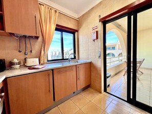 Fridge, oven, dishwasher, coffee/tea maker