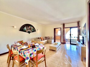 Dining - ALBUFEIRA SALGADOS BEACH 6 by HOMING (Albufeira)