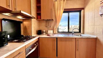 Réfrigérateur, four, lave-vaisselle, cafetiÚre/bouilloire