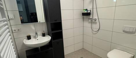Haartrockner, Handtücher, Seife, Toilettenpapier