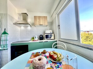 Fridge, microwave, oven, coffee/tea maker