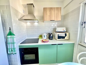 Fridge, microwave, oven, coffee/tea maker