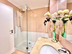 Dusche, Haartrockner, Handtücher