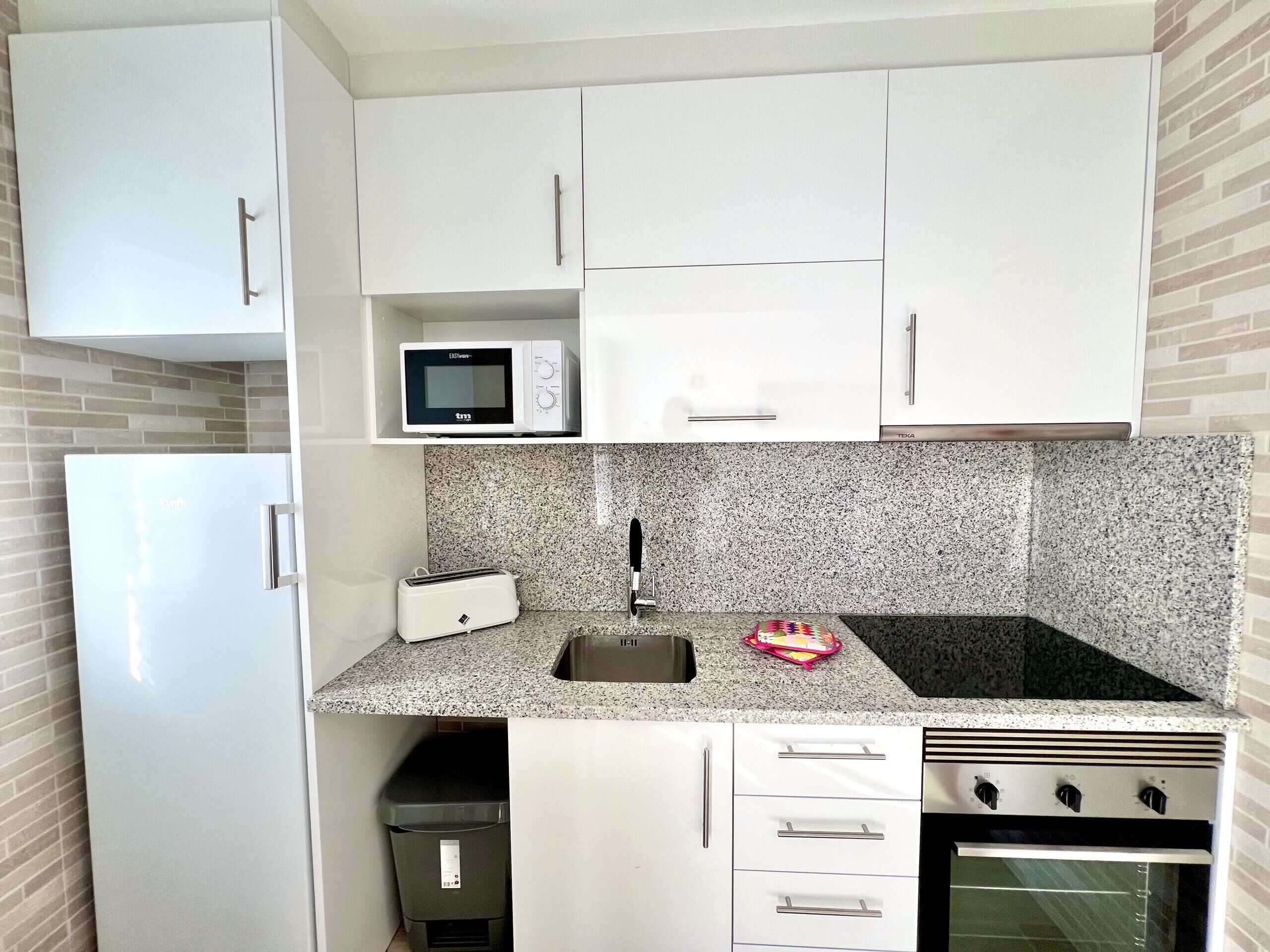 Kühlschrank, Mikrowelle, Ofen, Wasserkocher mit Kaffee-/Teezubehör