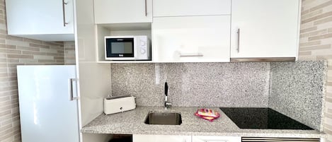 Refrigerador, microondas, horno, cafetera/tetera