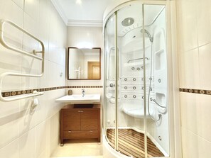 Shower, hair dryer, towels - VILAMOURA BEACH VILLAGE 1 WITH POOL by HOMING (Vilamoura)