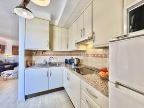 Refrigerador, microondas, cafetera/tetera, tetera/pava eléctrica