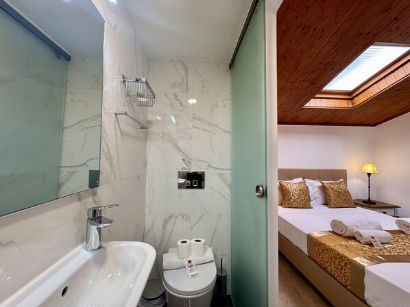 Douche, sèche-cheveux, serviettes fournies