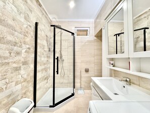 Ducha, secador de pelo, toallas