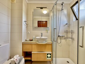 Shower, hair dryer, towels - VILAMOURA CENTRAL 12 WITH POOL by HOMING (Vilamoura)
