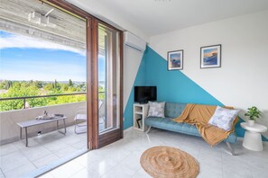 TV - Neela Apartment - One Bedroom Apartment, Sleeps 2 (Desenzano del Garda)