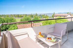 Outdoor dining - Neela Apartment - One Bedroom Apartment, Sleeps 2 (Desenzano del Garda)