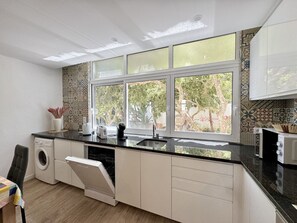 Jääkaappi, mikroaaltouuni, uuni, astianpesukone