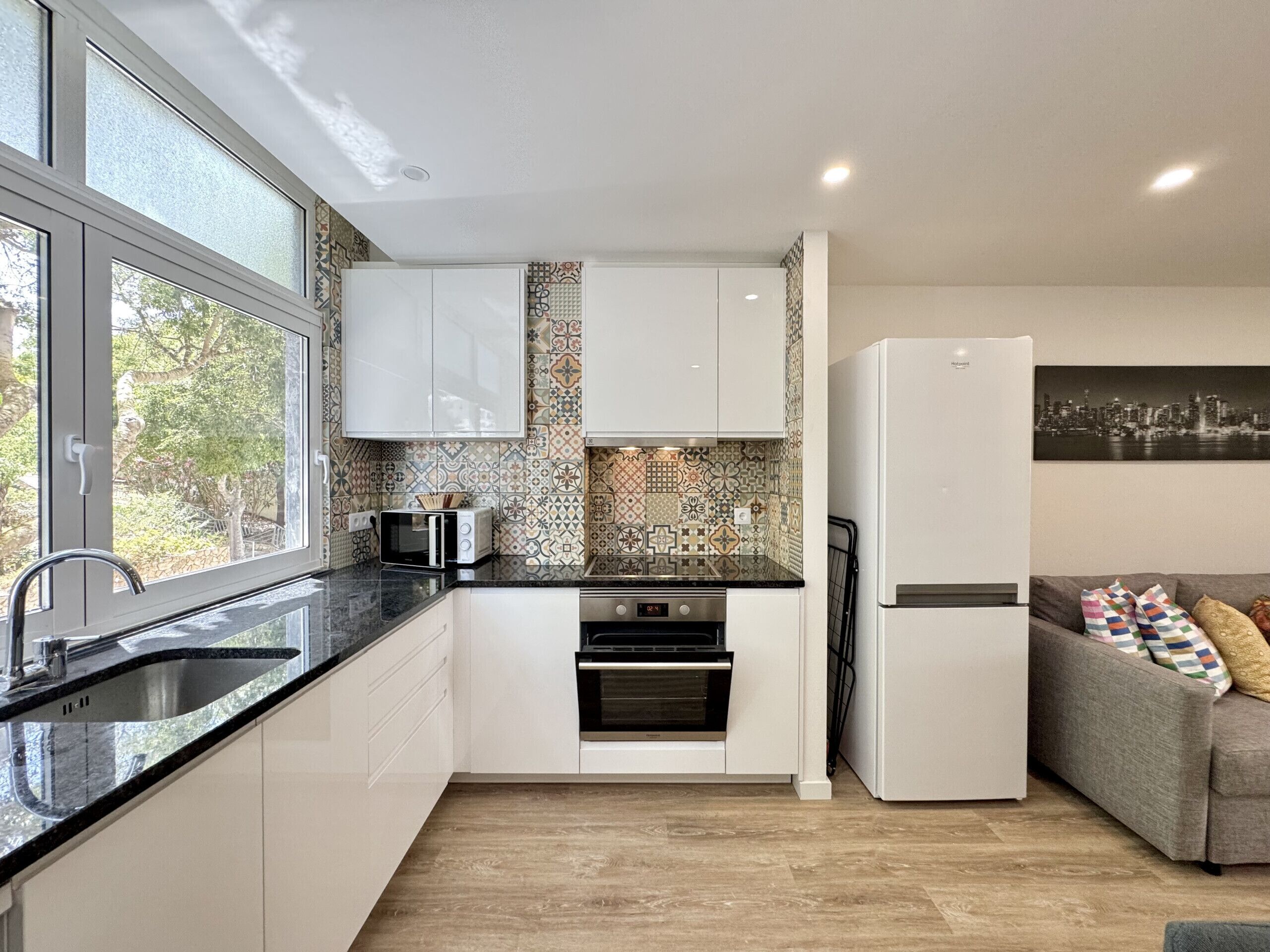 Kjøleskap, mikrobølgeovn, ovn og oppvaskmaskin