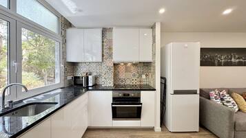 Kjøleskap, mikrobølgeovn, ovn og oppvaskmaskin