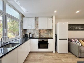 Kjøleskap, mikrobølgeovn, ovn og oppvaskmaskin