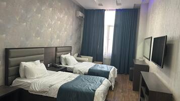 Habitació amb dos llits individuals de luxe, vistes al pati | Caixa forta a l'habitació, escriptori, cortines opaques i wifi gratuïta