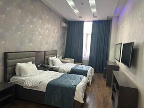 Chambre luxueuse avec lits jumeaux, vue sur la cour intérieure | Coffre-fort, bureau, rideaux d’obscurcissement, système d’insonorisation