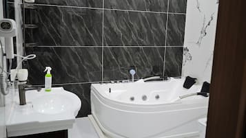 Suite de lujo, vistas al patio | Caja fuerte, escritorio, cortinas opacas y sistema de insonorización