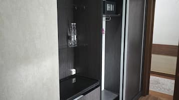 Habitación de lujo con 2 camas individuales, vista al patio | Caja de seguridad en la habitación, escritorio y cortinas blackout