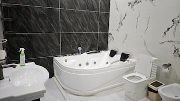 Luxury Suite, Courtyard View | Bathroom | Free toiletries, hair dryer, slippers, towels