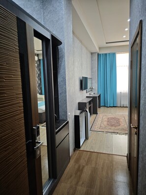 Luxe suite, uitzicht op de binnenplaats | Een kluis op de kamer, een bureau, verduisterende gordijnen, gratis wifi