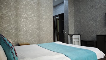 Luxury Suite, Courtyard View | In-room safe, desk, blackout drapes, free WiFi