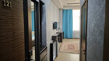 Caixa forta a l'habitació, escriptori, cortines opaques i wifi gratuïta