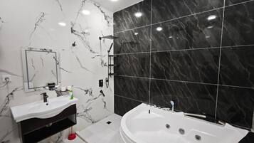 Suite de luxe, vistes al pati | Bany | Articles de tocador gratuïts, assecador de cabells i sabatilles