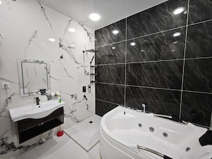 Luxe suite, uitzicht op binnenplaats | Badkamer | Gratis toiletartikelen, een haardroger, pantoffels, handdoeken