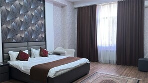 Suite de lujo, vistas al patio | Caja fuerte, escritorio, cortinas opacas y sistema de insonorización