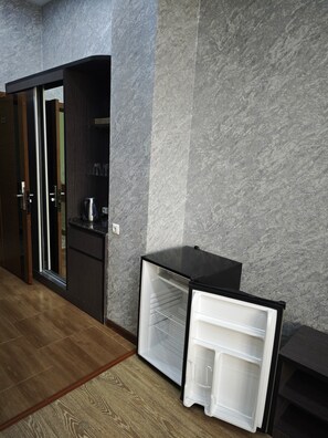 Luxe suite, uitzicht op binnenplaats | Een kluis op de kamer, een bureau, verduisterende gordijnen, gratis wifi