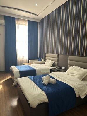 Chambre luxueuse avec lits jumeaux, vue sur la cour intérieure | Coffre-fort, bureau, rideaux d’obscurcissement, système d’insonorisation