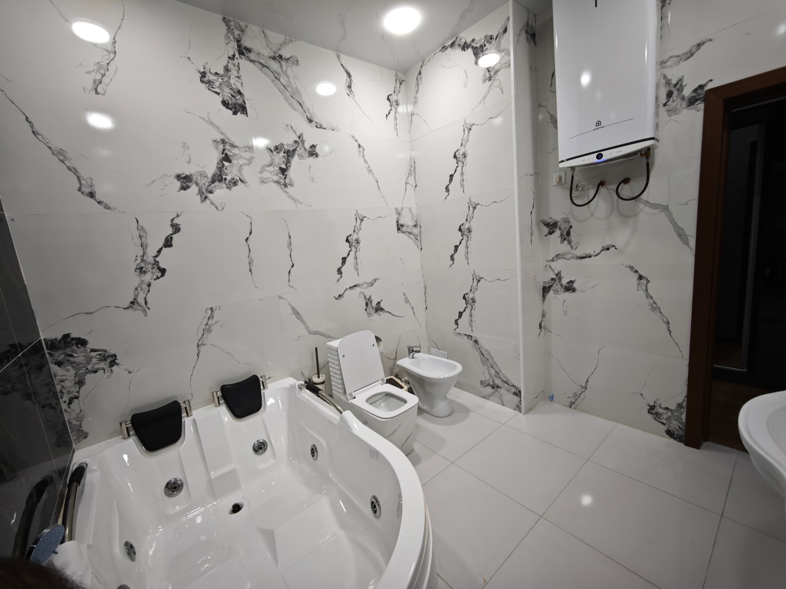Luxury Suite, Courtyard View | Bathroom