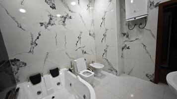 Luxury Suite, Courtyard View | Bathroom