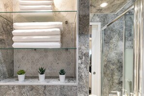 Hair dryer, towels, soap, toilet paper - Studio Ile Saint-Louis (Paris)