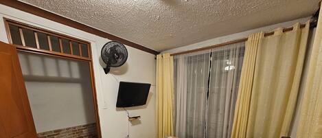 1 quarto, escrivaninha, ferros/tábuas de passar roupa, berço de viagem