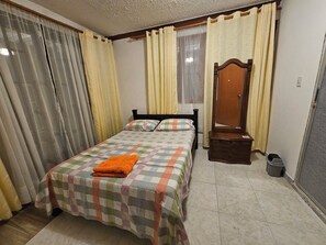 Escrivaninha, ferros/tábuas de passar roupa, berço de viagem