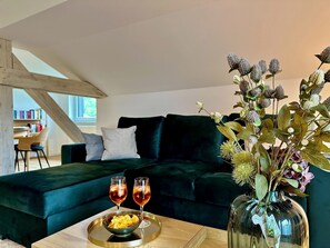 อพาร์ทเมนท์, เตียงคิงไซส์ 1 เตียง, วิวภูเขา | บริเวณนั่งเล่น | สมาร์ททีวี 55 นิ้ว พร้อมช่องเคเบิล