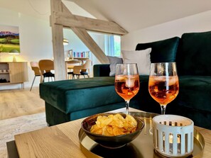 อพาร์ทเมนท์, เตียงคิงไซส์ 1 เตียง, วิวภูเขา | บริเวณนั่งเล่น | สมาร์ททีวี 55 นิ้ว พร้อมช่องเคเบิล